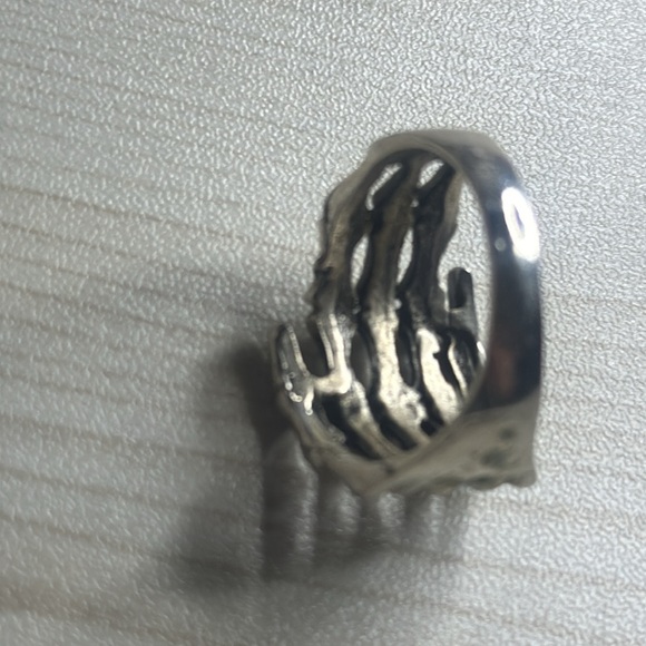SKELETON HAND RING - Picture 4 of 5
